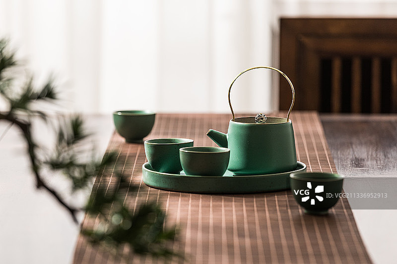 桌子上的茶具套装图片素材