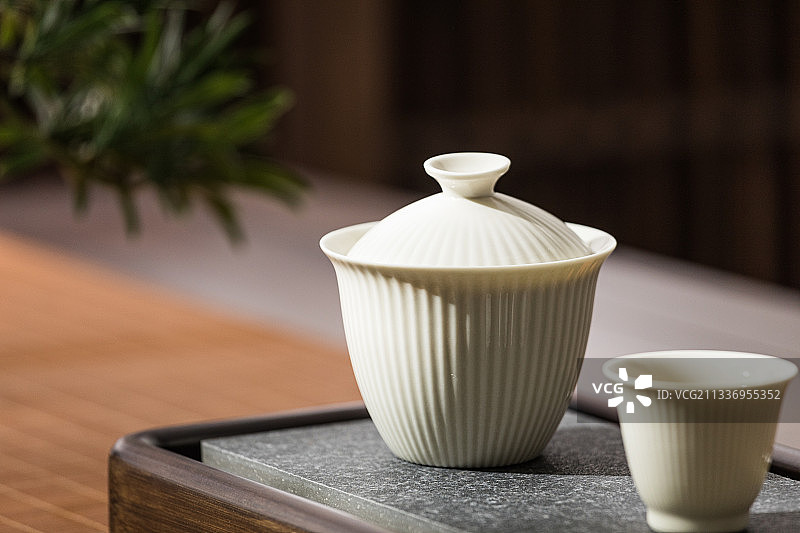 桌子上的盖碗茶杯图片素材