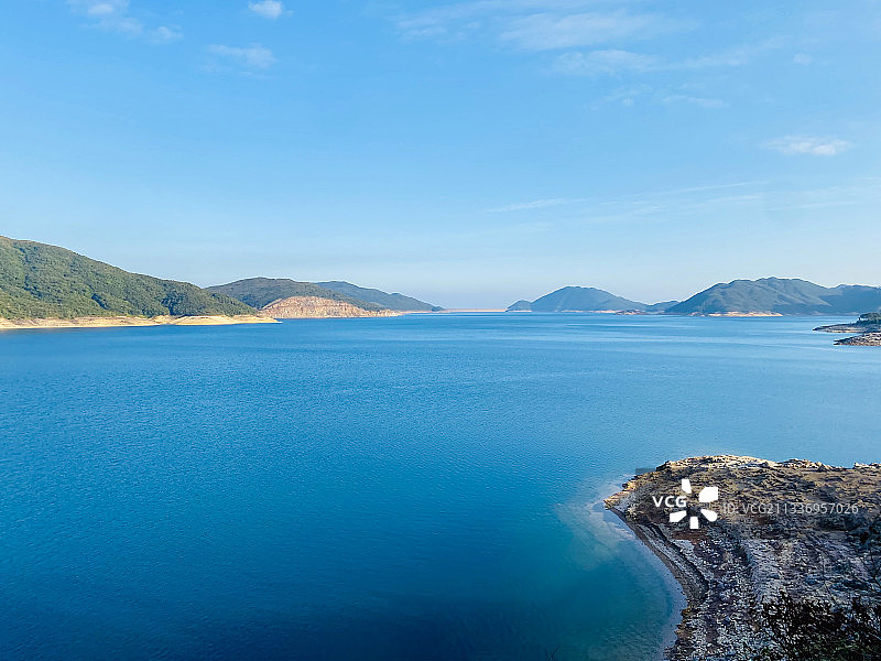 西贡 万宜水库 香港 湖面 蓝天 小岛图片素材