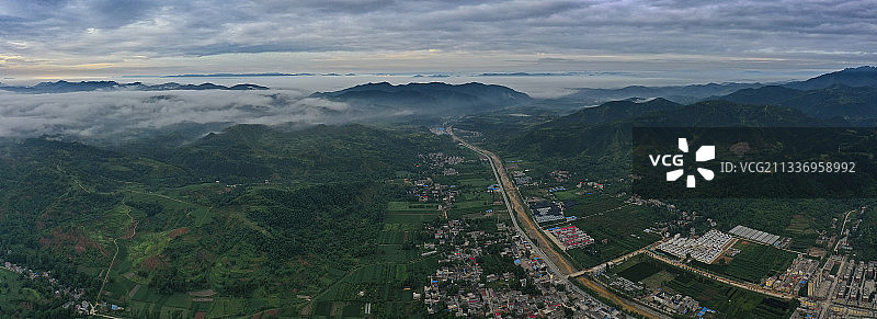 山中叶兰径图片素材