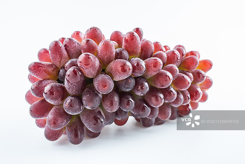 白背景上一串新鲜茉莉香葡萄图片素材