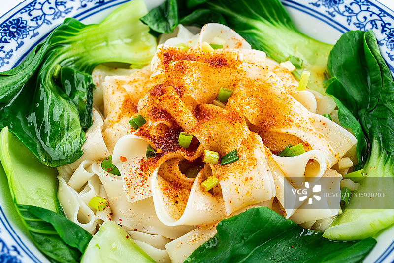 中餐美食陕西油泼面图片素材