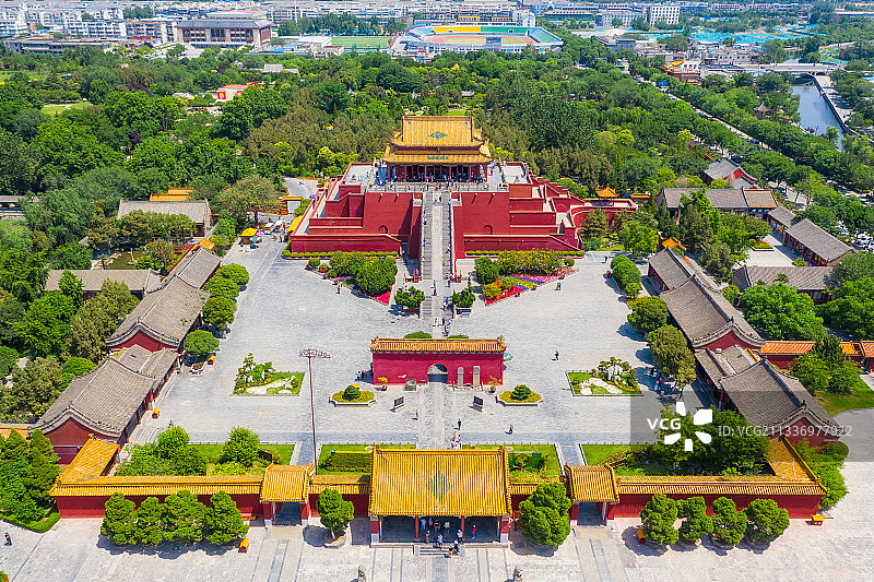 河南开封龙亭景区与都市天际线户外风光航拍视角图片素材