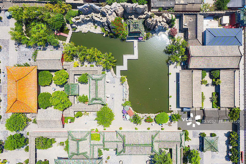 河南开封包公湖与开封府城市天际线夏季户外风光航拍正上方视角图片素材