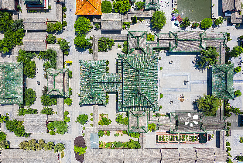 河南开封包公湖与开封府城市天际线夏季户外风光航拍正上方视角图片素材