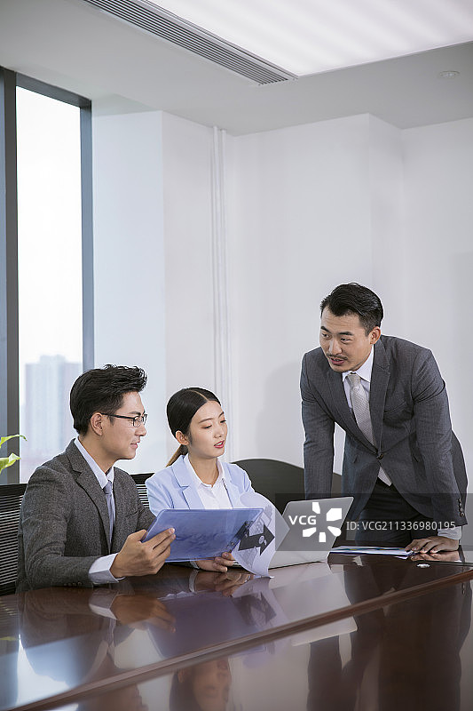 商务人士在会议室开会讨论图片素材
