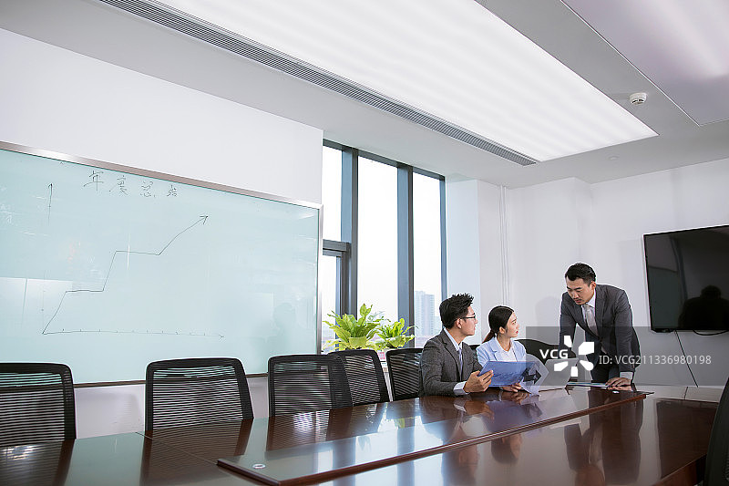 商务人士在会议室开会讨论图片素材