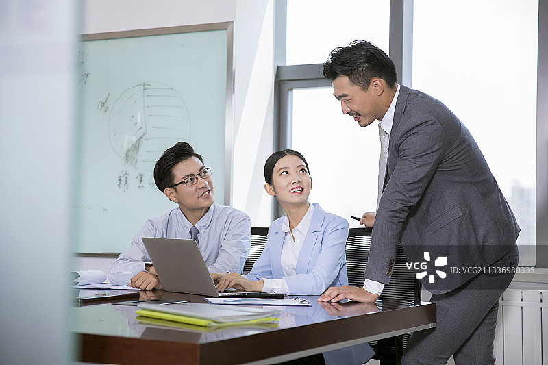 商务人士在会议室开会讨论图片素材