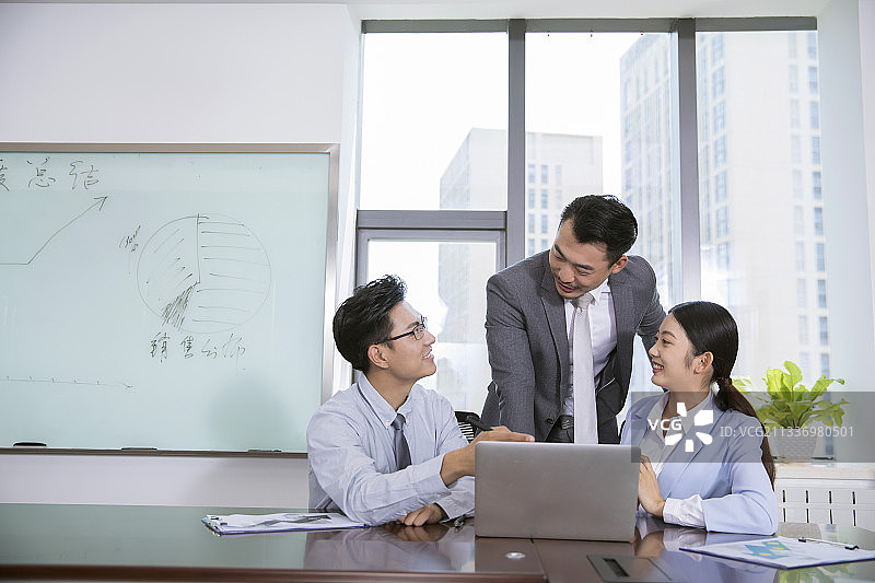 商务人士在会议室开会讨论图片素材