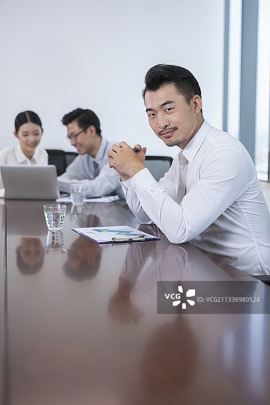 商务人士在会议室开会讨论图片素材