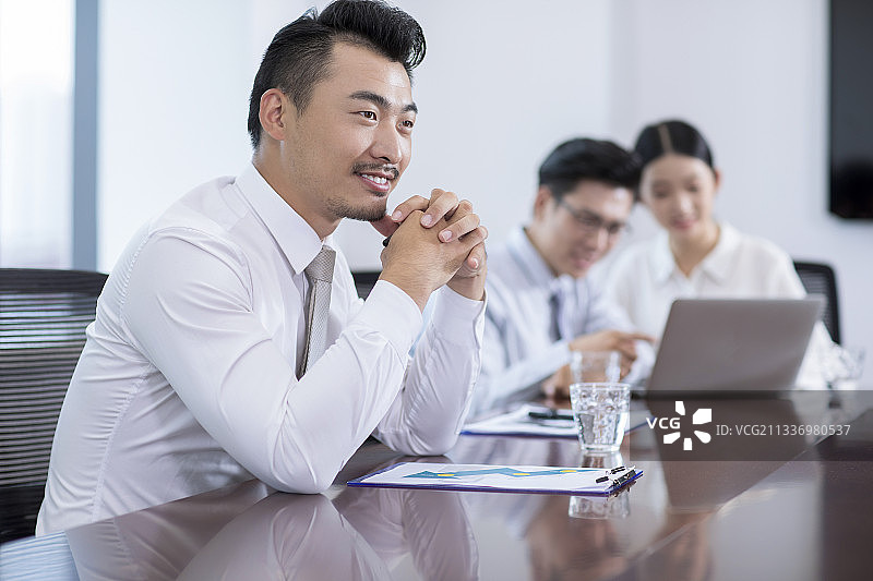 商务人士在会议室开会讨论图片素材