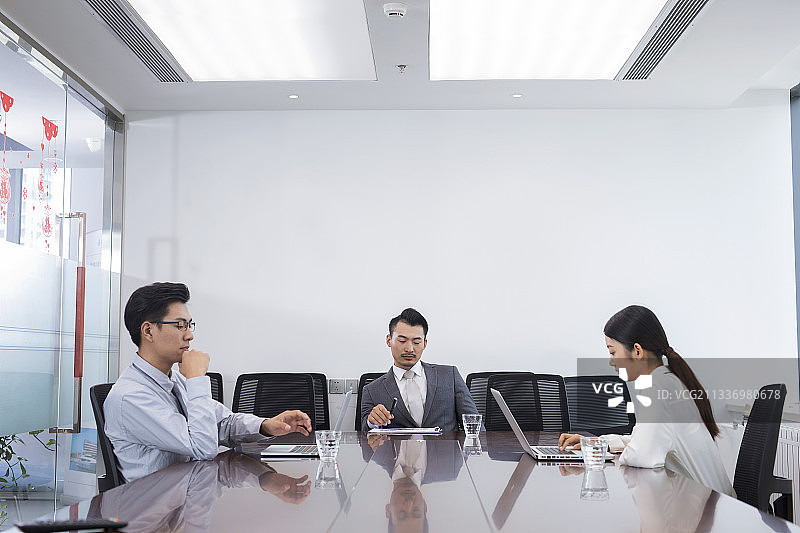 商务人士在会议室开会讨论图片素材