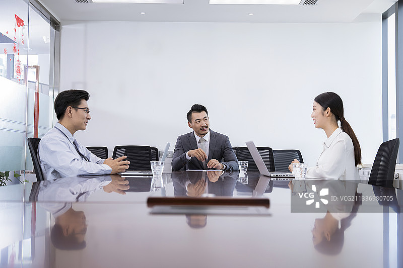 商务人士在会议室开会讨论图片素材
