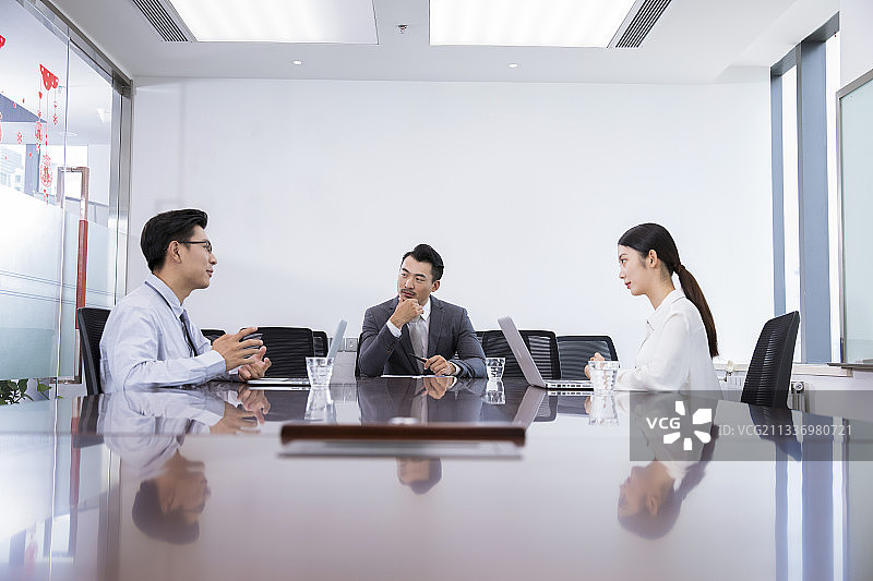 商务人士在会议室开会讨论图片素材