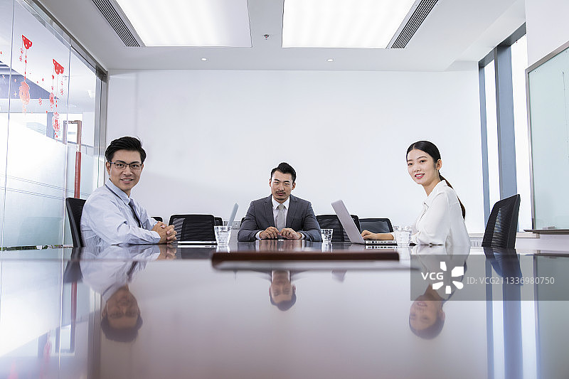 商务人士在会议室开会讨论图片素材