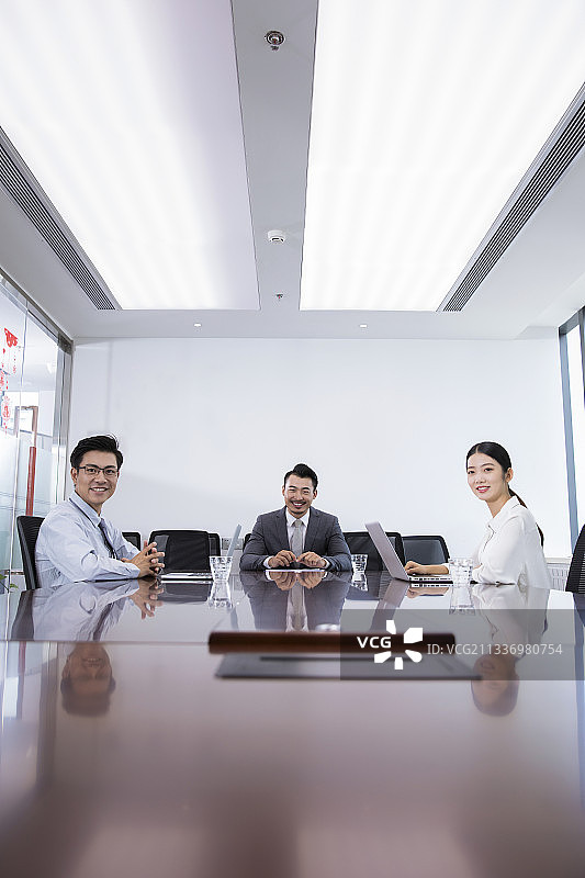 商务人士在会议室开会讨论图片素材