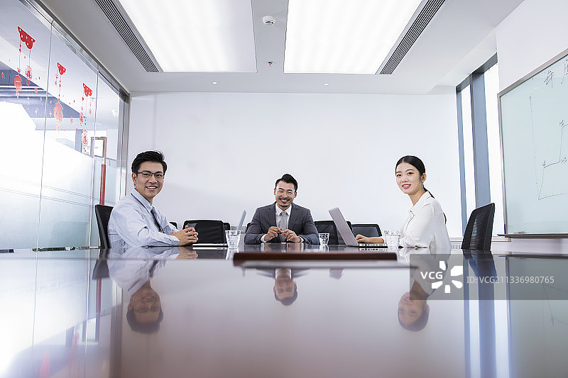 商务人士在会议室开会讨论图片素材