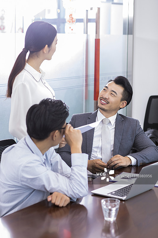 商务人士在会议室开会讨论图片素材