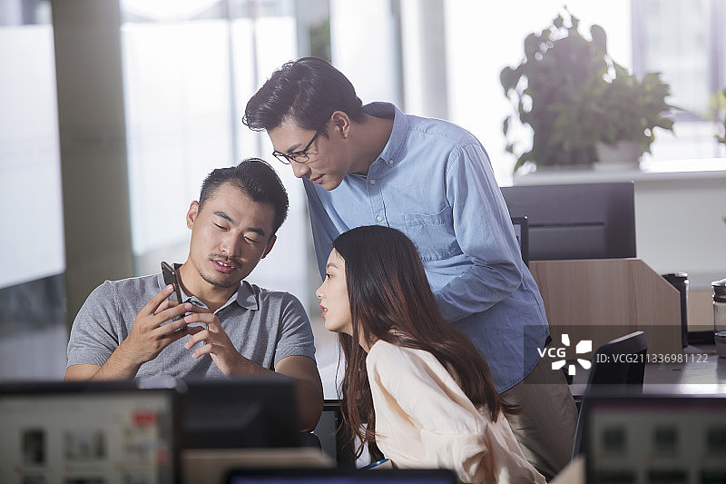 商务人士在办公室讨论图片素材