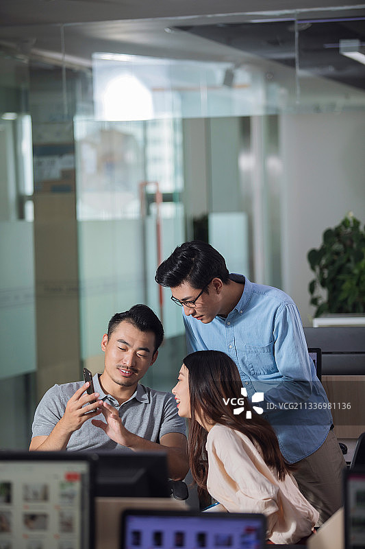 商务人士在办公室讨论图片素材