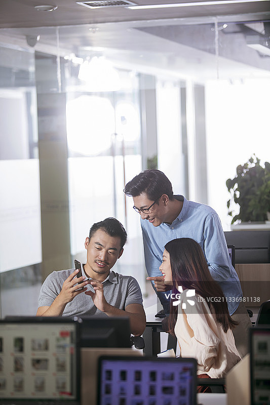 商务人士在办公室讨论图片素材