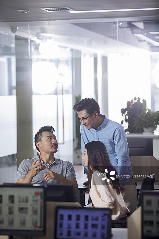 商务人士在办公室讨论图片素材