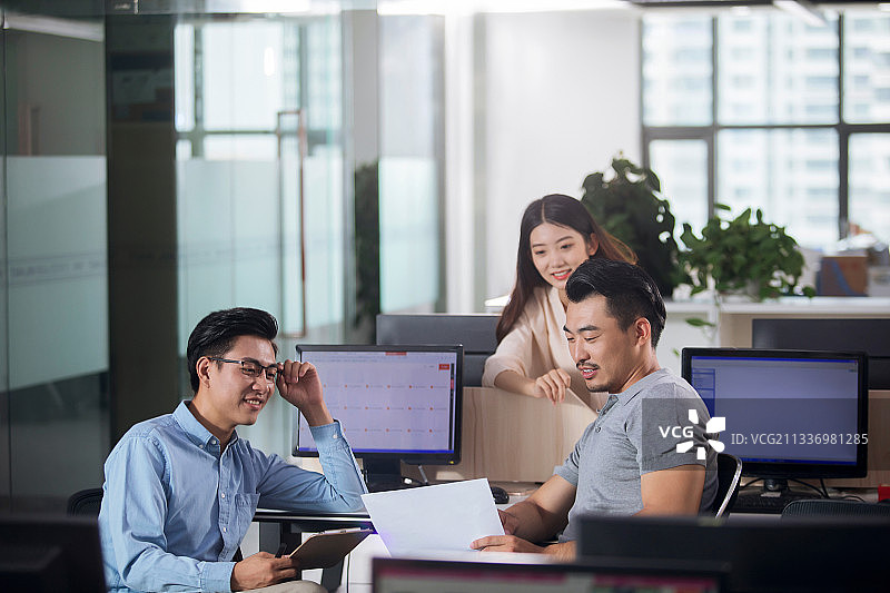 商务人士在办公室讨论图片素材