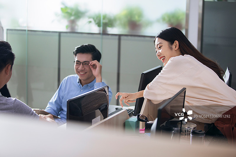 商务人士在办公室讨论图片素材
