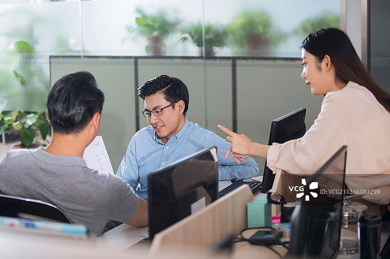 商务人士在办公室讨论图片素材