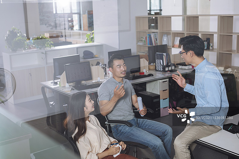商务人士在办公室讨论图片素材