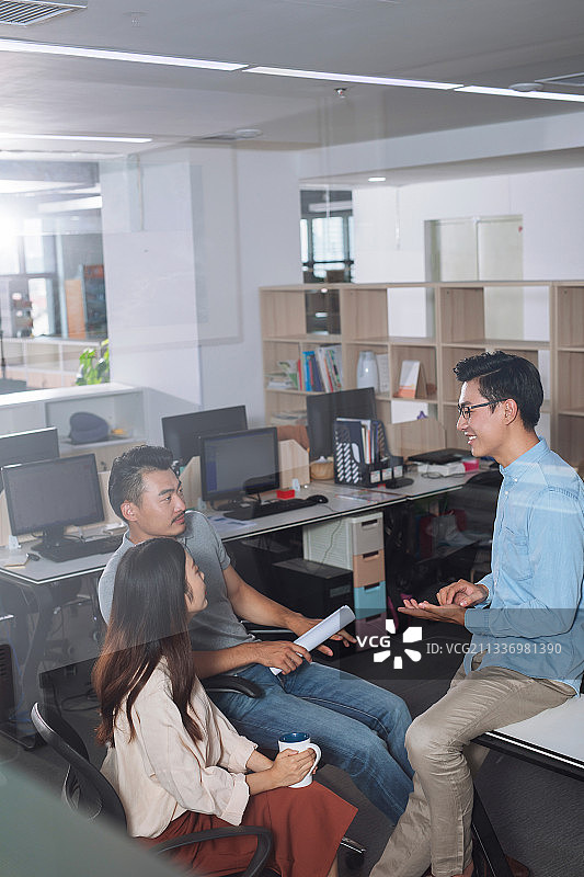 商务人士在办公室讨论图片素材