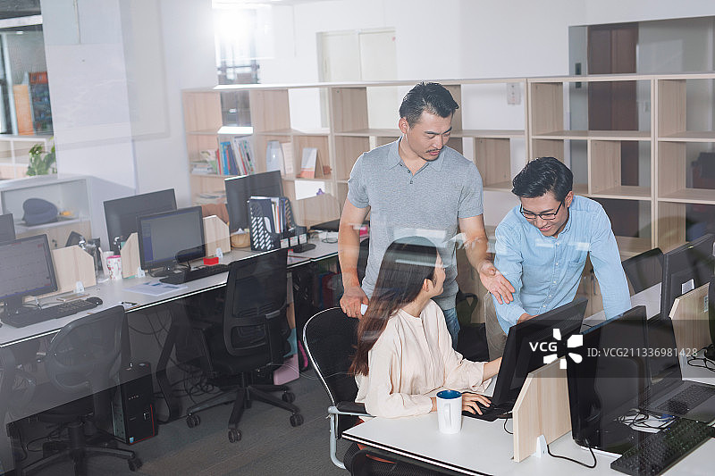 商务人士在办公室讨论图片素材