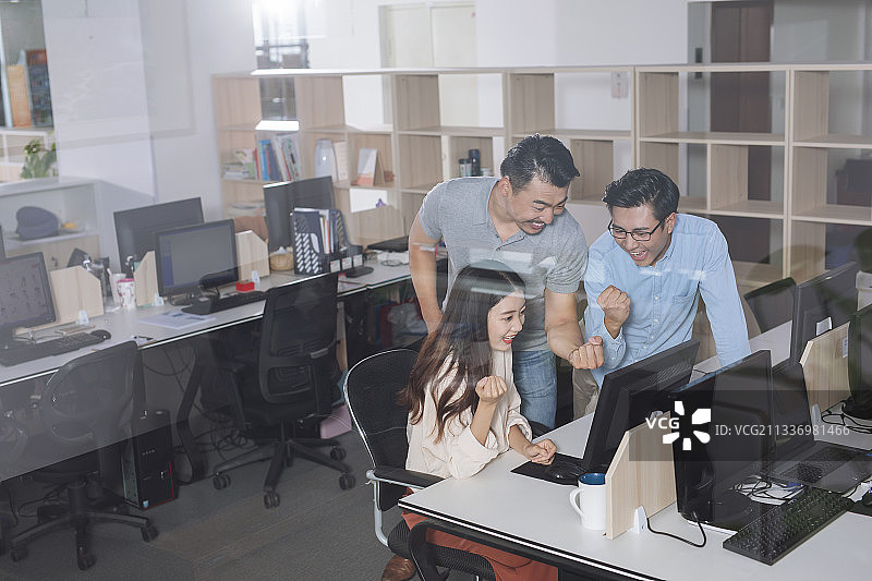 商务人士在办公室讨论图片素材