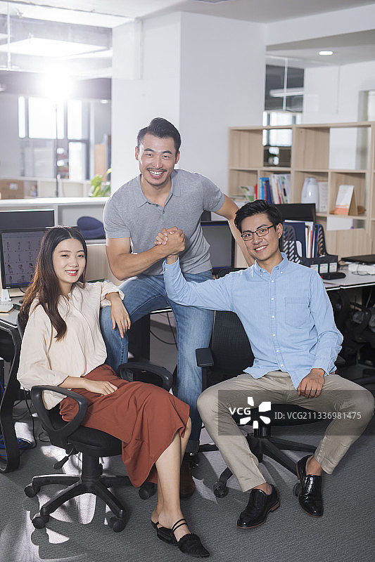 商务人士在办公室讨论图片素材