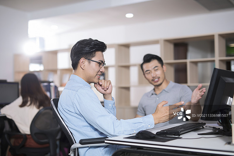 商务人士在办公室讨论图片素材