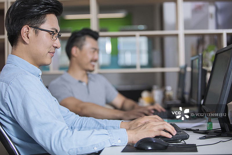 商务人士在办公室讨论图片素材