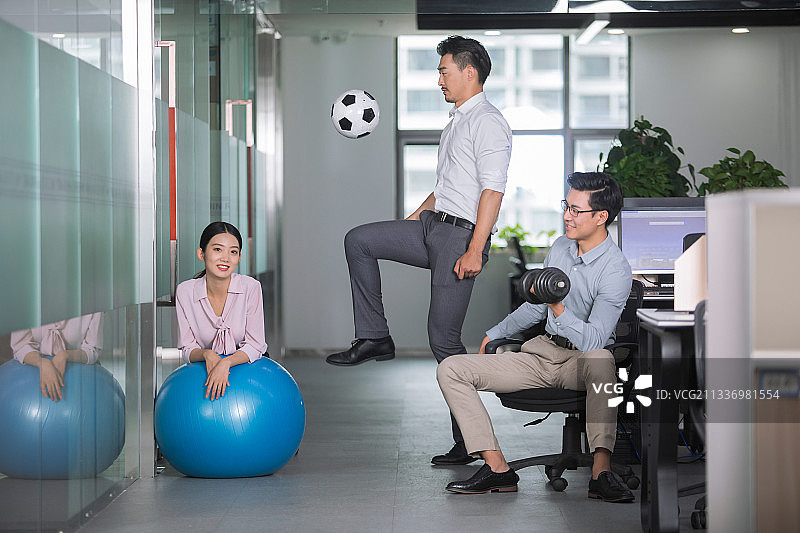 商务人士在办公室做运动图片素材