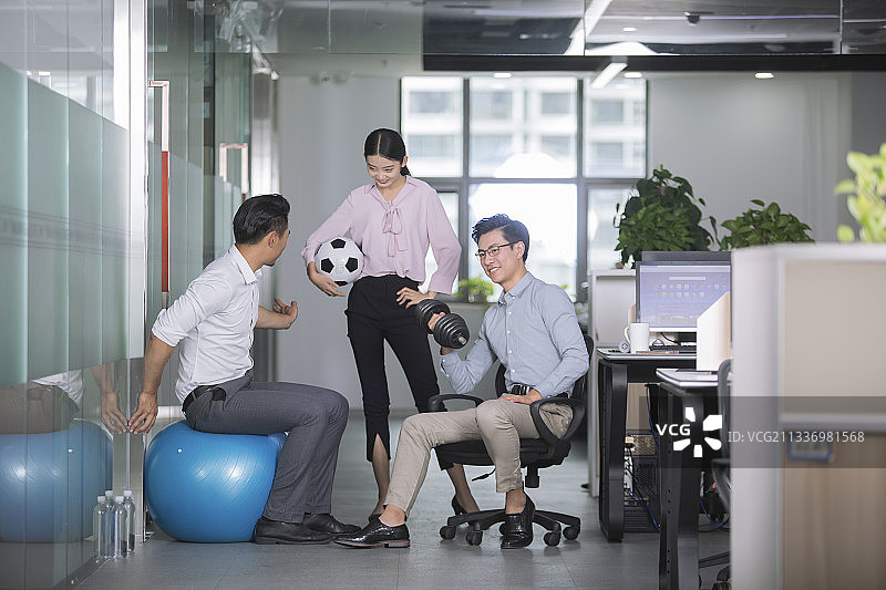 商务人士在办公室做运动图片素材