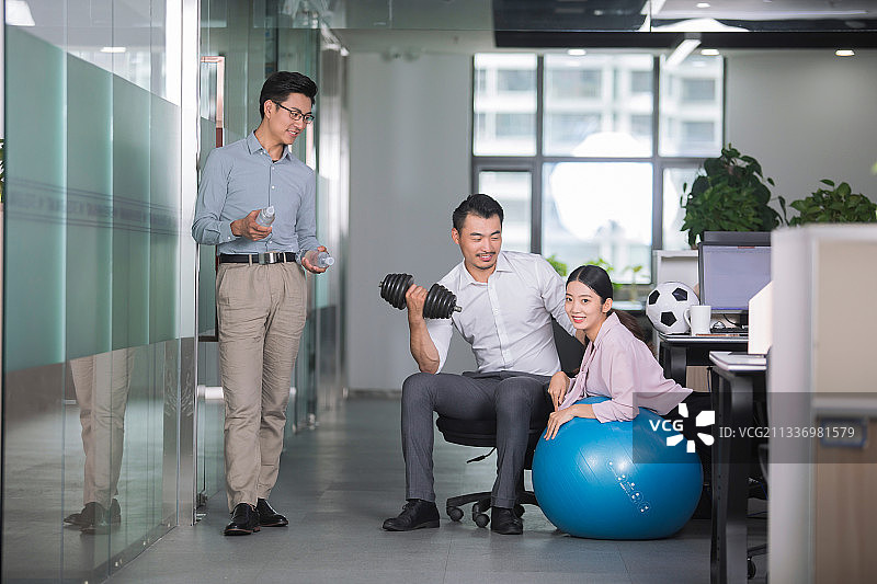 商务人士在办公室做运动图片素材