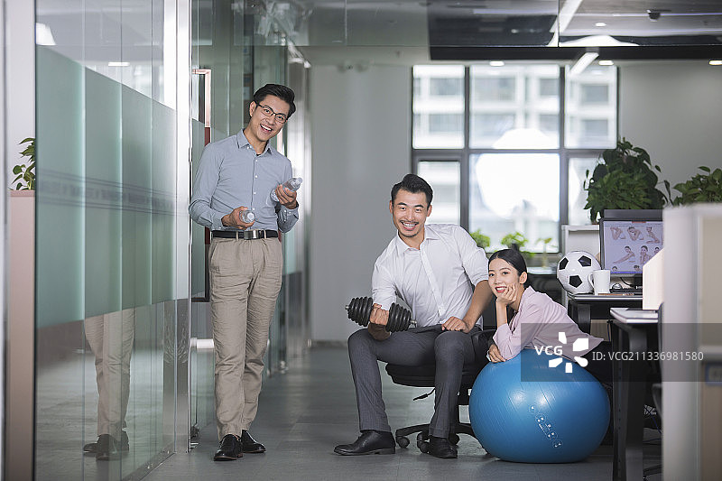商务人士在办公室做运动图片素材