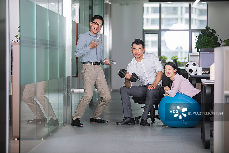 商务人士在办公室做运动图片素材