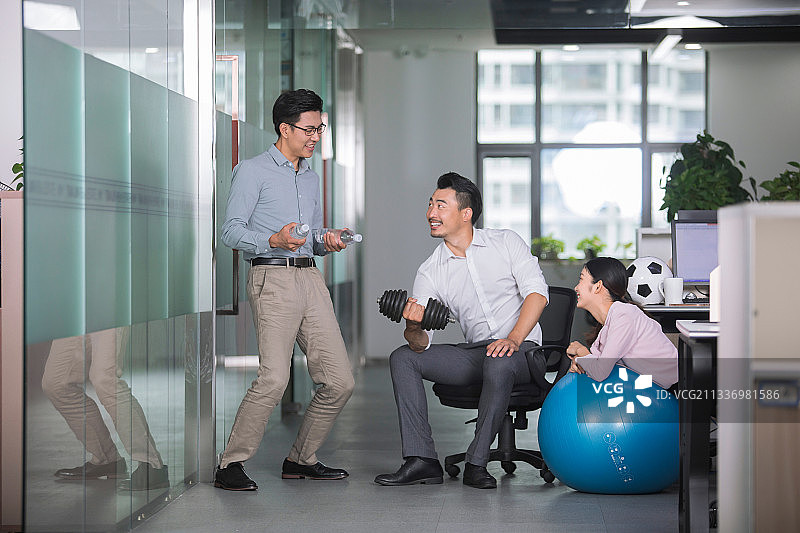 商务人士在办公室做运动图片素材
