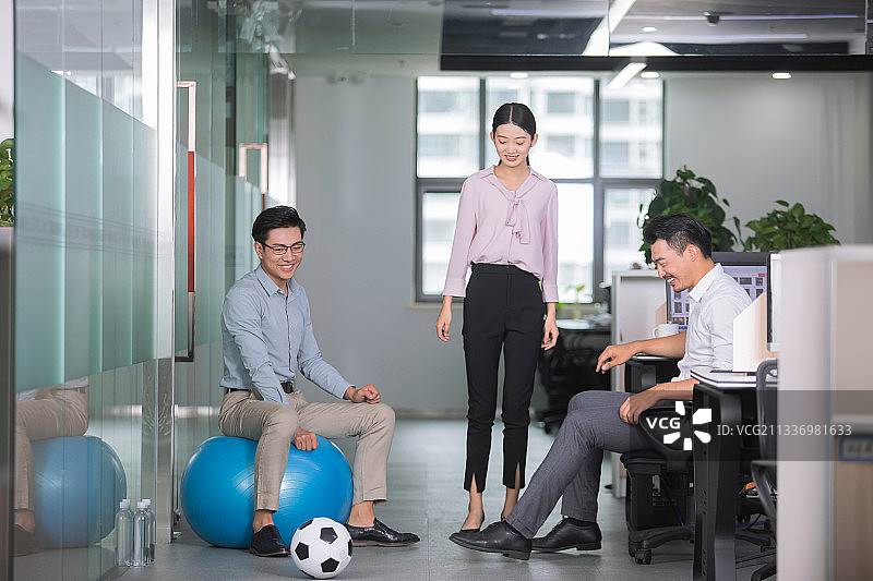 商务人士在办公室做运动图片素材