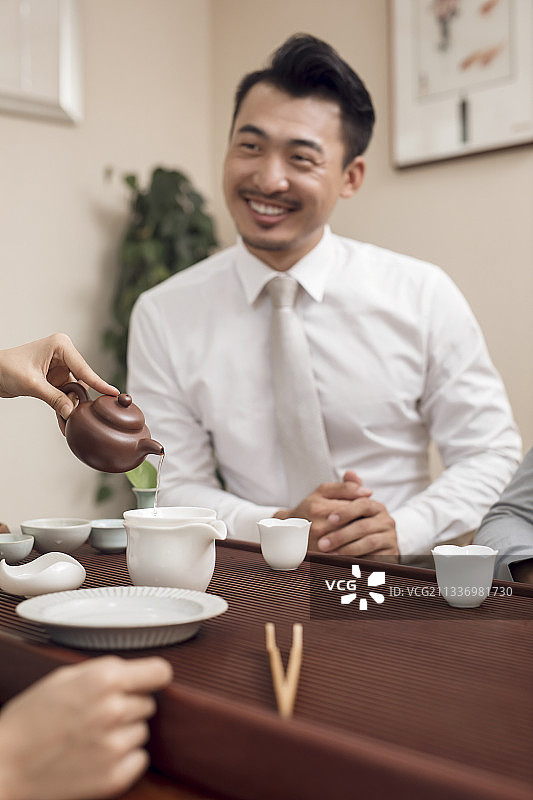 商务人士在茶馆喝茶图片素材