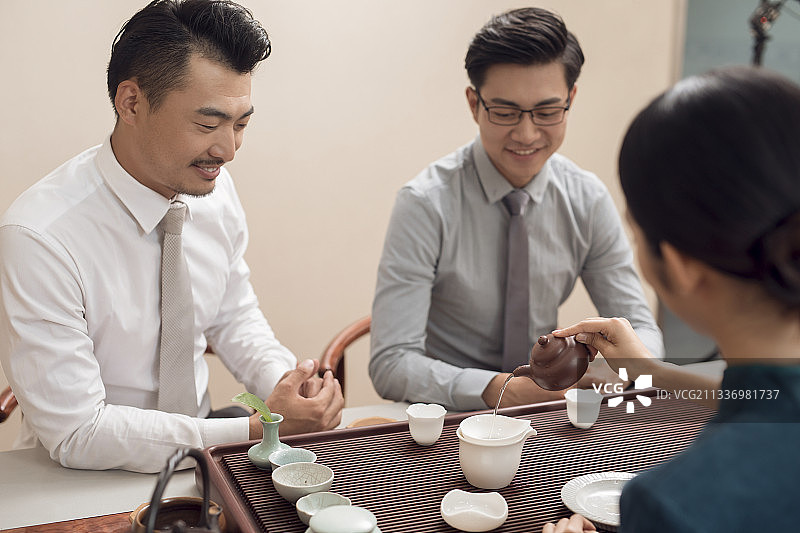 商务人士在茶馆喝茶图片素材