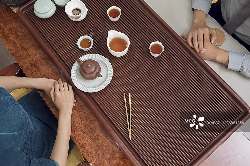 商务人士在茶馆喝茶图片素材