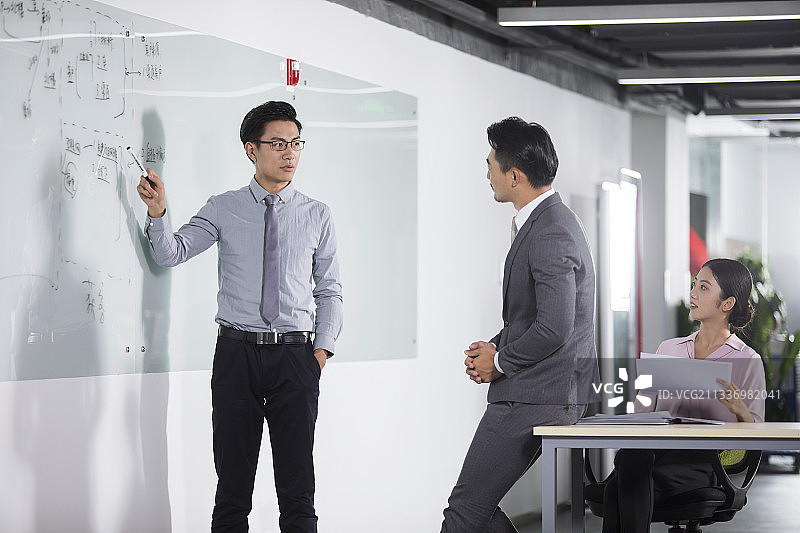 商务人士开会讨论图片素材