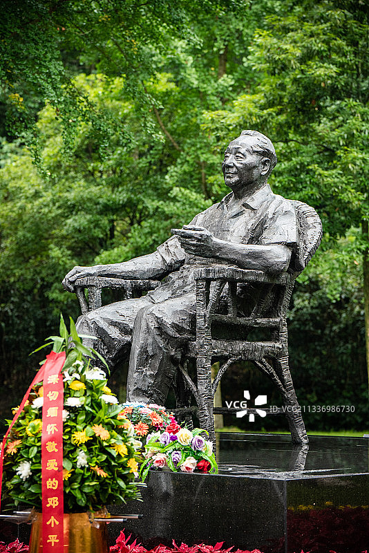 四川省广安市协兴镇邓小平故居铜像广场邓小平铜像塑像图片素材