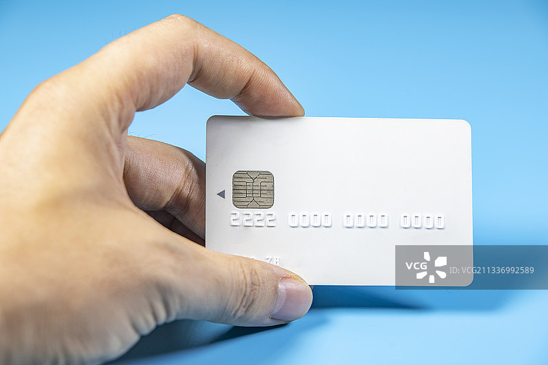 手里拿着一张银行卡图片素材