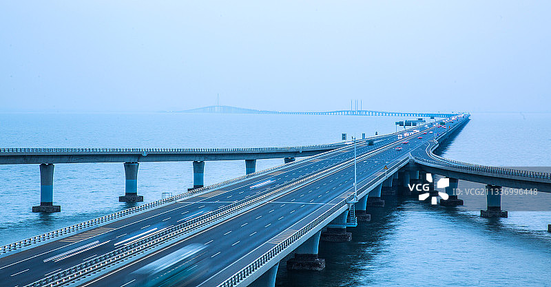 中国青岛胶州湾跨海大全景俯拍车轨图片素材